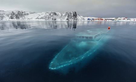 Затонувшая яхта в Антарктике